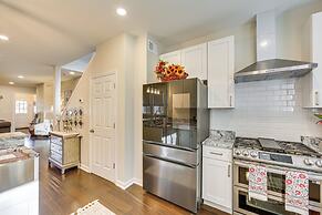 6 Mi to Downtown - Spacious Home in Pittsburgh!