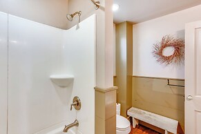 3 Mi to Dtwn: Charming Farmhouse in Mount Joy!