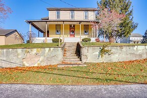 3 Mi to Dtwn: Charming Farmhouse in Mount Joy!