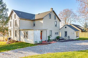 3 Mi to Dtwn: Charming Farmhouse in Mount Joy!