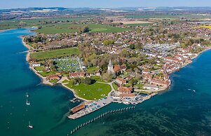 Chic 4-bed Coastal Retreat in Heart of Bosham