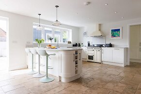 Chic 4-bed Coastal Retreat in Heart of Bosham