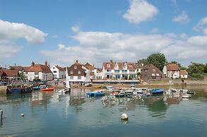 Chic 4-bed Coastal Retreat in Heart of Bosham