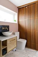 Chic 4-bed Coastal Retreat in Heart of Bosham