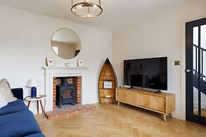 Chic 4-bed Coastal Retreat in Heart of Bosham