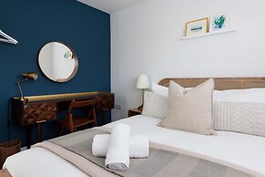 Chic 4-bed Coastal Retreat in Heart of Bosham