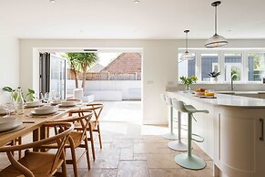 Chic 4-bed Coastal Retreat in Heart of Bosham
