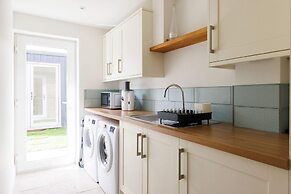 Chic 4-bed Coastal Retreat in Heart of Bosham