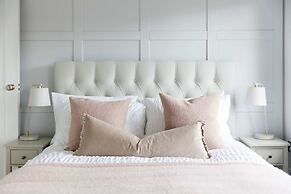 Chic 4-bed Coastal Retreat in Heart of Bosham