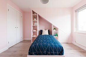 Chic 4-bed Coastal Retreat in Heart of Bosham