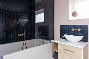 Chic 4-bed Coastal Retreat in Heart of Bosham