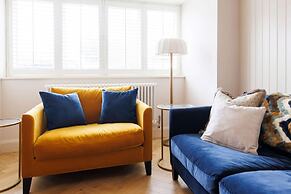 Chic 4-bed Coastal Retreat in Heart of Bosham