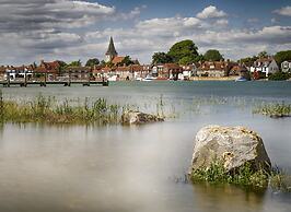 Chic 4-bed Coastal Retreat in Heart of Bosham