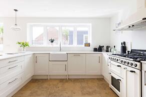 Chic 4-bed Coastal Retreat in Heart of Bosham