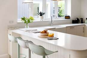 Chic 4-bed Coastal Retreat in Heart of Bosham