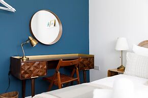 Chic 4-bed Coastal Retreat in Heart of Bosham