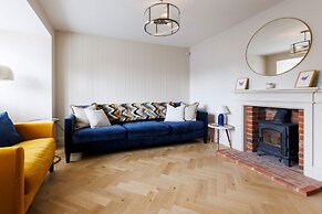 Chic 4-bed Coastal Retreat in Heart of Bosham