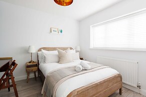 Chic 4-bed Coastal Retreat in Heart of Bosham