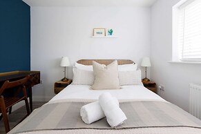 Chic 4-bed Coastal Retreat in Heart of Bosham