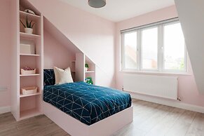 Chic 4-bed Coastal Retreat in Heart of Bosham