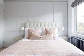 Chic 4-bed Coastal Retreat in Heart of Bosham