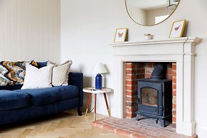 Chic 4-bed Coastal Retreat in Heart of Bosham