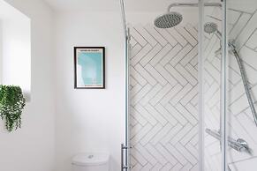 Chic 4-bed Coastal Retreat in Heart of Bosham