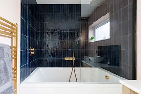 Chic 4-bed Coastal Retreat in Heart of Bosham