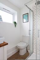 Chic 4-bed Coastal Retreat in Heart of Bosham