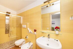 Apartment With Communal Pool