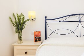 Apartment With Communal Pool