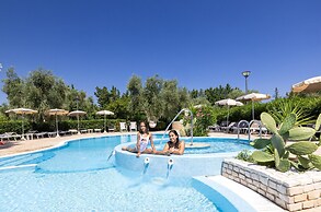 Apartment With Communal Pool