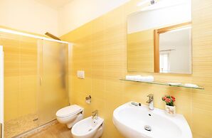 Apartment With Communal Pool