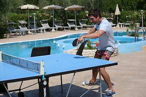 Apartment With Communal Pool
