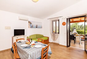 Apartment With Communal Pool