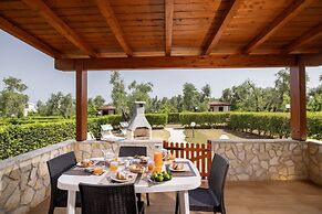 Apartment With Communal Pool
