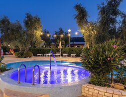 Apartment With Communal Pool