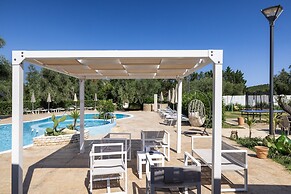 Apartment With Communal Pool