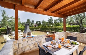 Apartment With Communal Pool