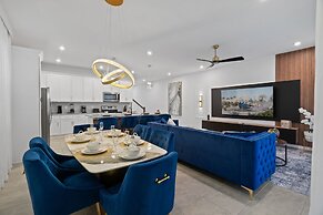 Chic 6 Bedroom Solara Home Pool and Themed Rooms