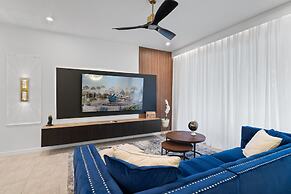 Chic 6 Bedroom Solara Home Pool and Themed Rooms