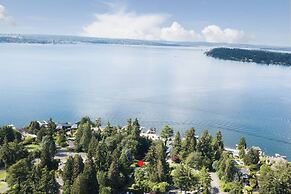 Private park in a cozy home next to I-90 huge yard