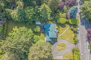 Private park in a cozy home next to I-90 huge yard