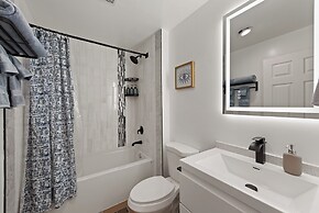 Stylish & Spacious Retreat in Downtown Bellevue
