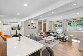 Stylish & Spacious Retreat in Downtown Bellevue