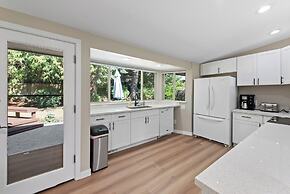 Stylish & Spacious Retreat in Downtown Bellevue