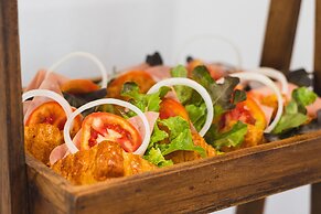 The Horizon Groove Hotel