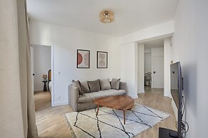 Sublime Apartment Near Champs Elysees
