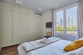 Very Nice Apartment With Terrace Neuilly