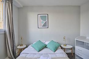 Sublime 2 Bedroom Flat Quai de Seine Eiffel Tower